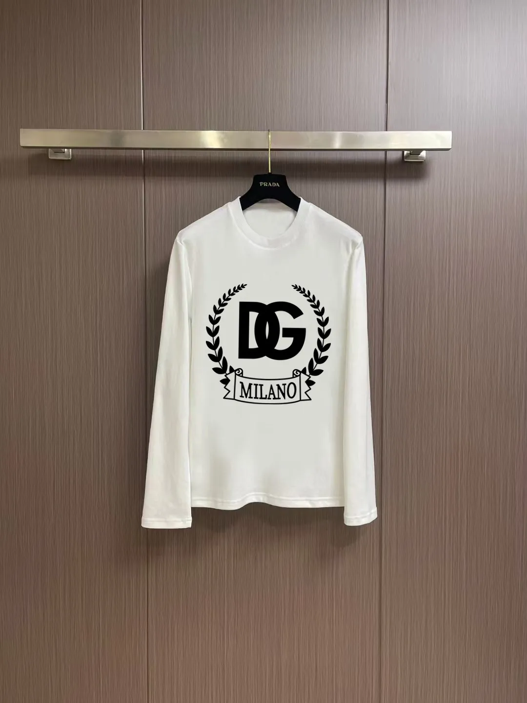 "𝙉𝙚𝙬🤍🖤Dolce & Gabbana" 2026 Autumn and Winter Counter New Arrival Fashionable and casual bottoming shirt, long-sleeved T-shirt, made of high-density pure cotton fabric with exquisite original logo. It has both comfort and breathability, and is extremely soft. It is very handsome whether worn alone or as an inner layer. It conforms to men’s practical dressing habits and pursues luxury, noble and elegant style, creating extraordinary men’s taste. The visual effect is very good, the grade is very high, simple and fashionable, and it is a must-have choice for leisure and business! Color: White Black Sizes: S M L